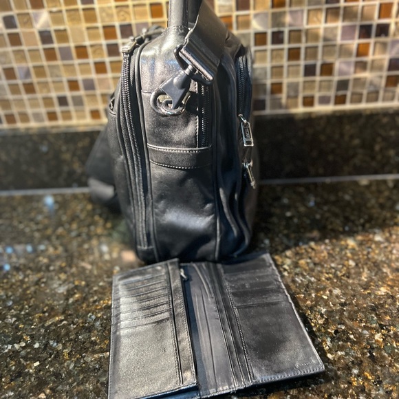 Tumi Black Leather Messenger Shoulder Travel Computer Shoulder Bag & Free Wallet - Picture 5 of 16